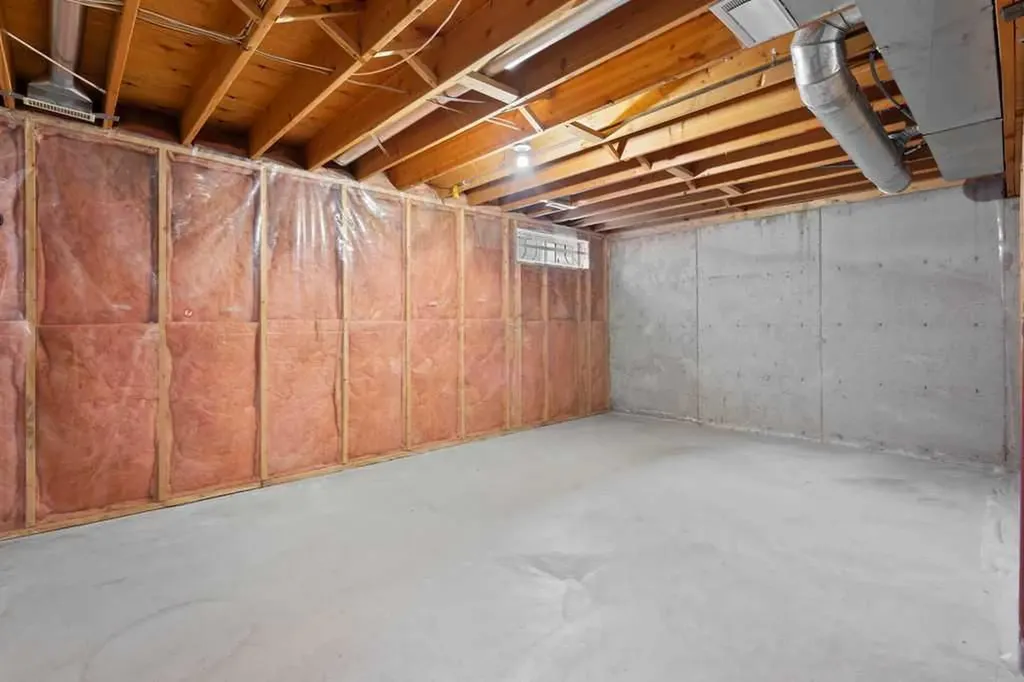 31 Silvergrove Close NW Calgary AB T3B 5R4
