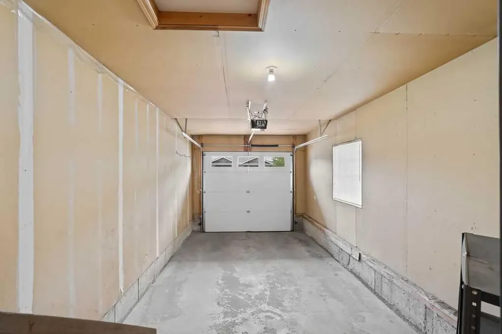 31 Silvergrove Close NW Calgary AB T3B 5R4