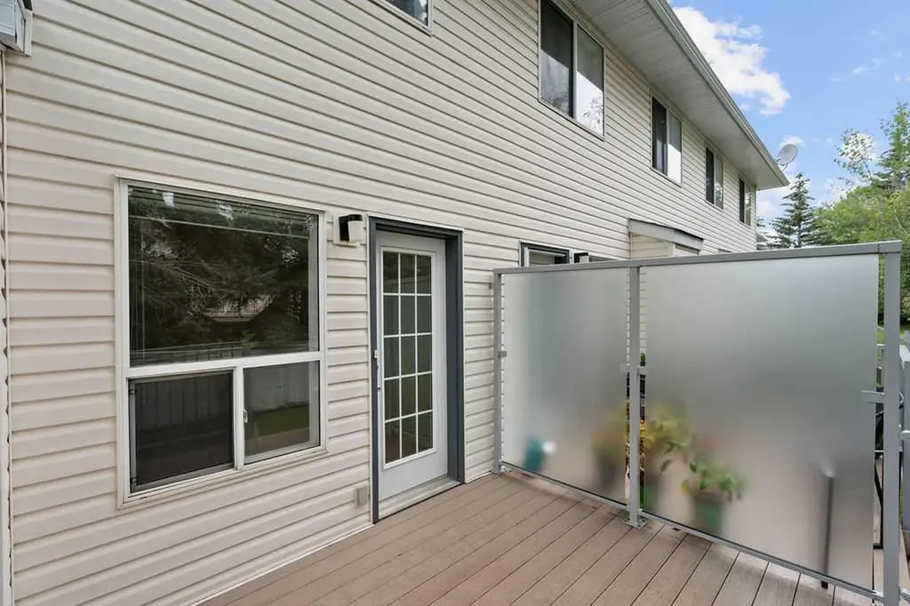 31 Silvergrove Close NW Calgary AB T3B 5R4