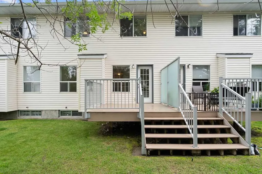 31 Silvergrove Close NW Calgary AB T3B 5R4
