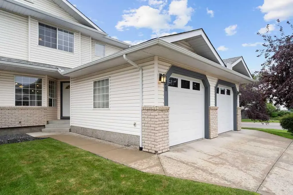 31 Silvergrove Close NW Calgary AB T3B 5R4