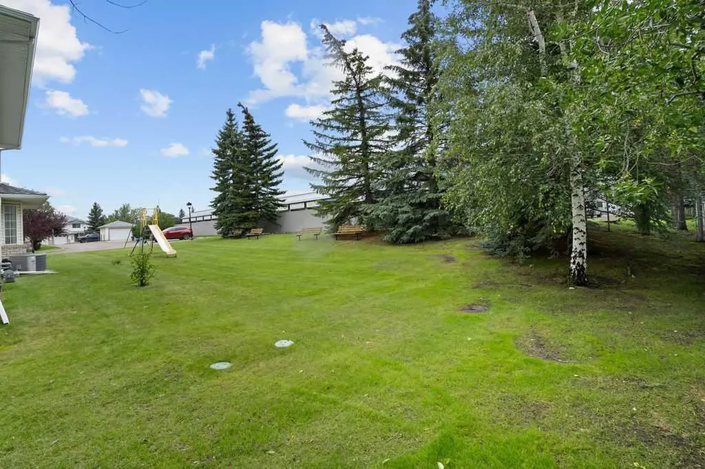 31 Silvergrove Close NW Calgary AB T3B 5R4