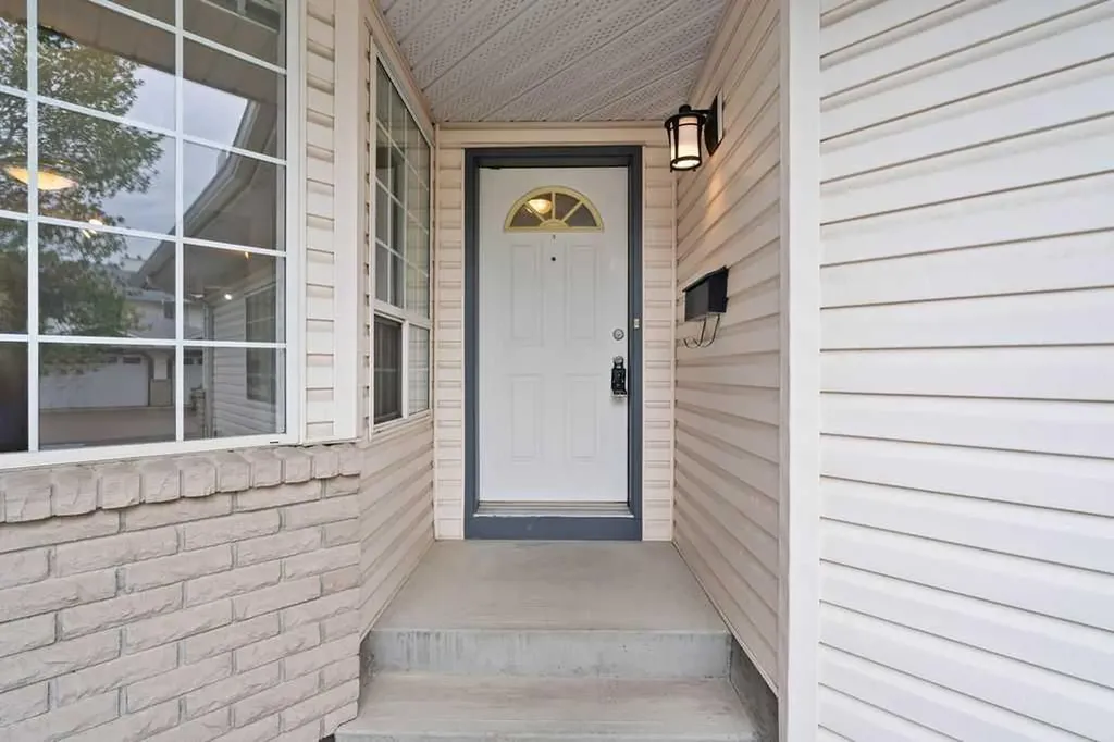 31 Silvergrove Close NW Calgary AB T3B 5R4