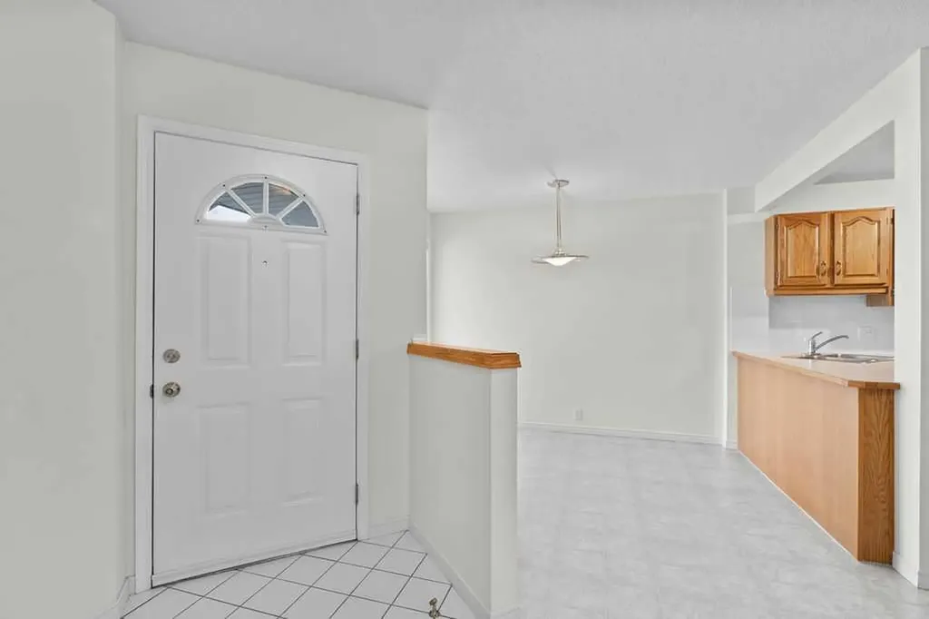 31 Silvergrove Close NW Calgary AB T3B 5R4