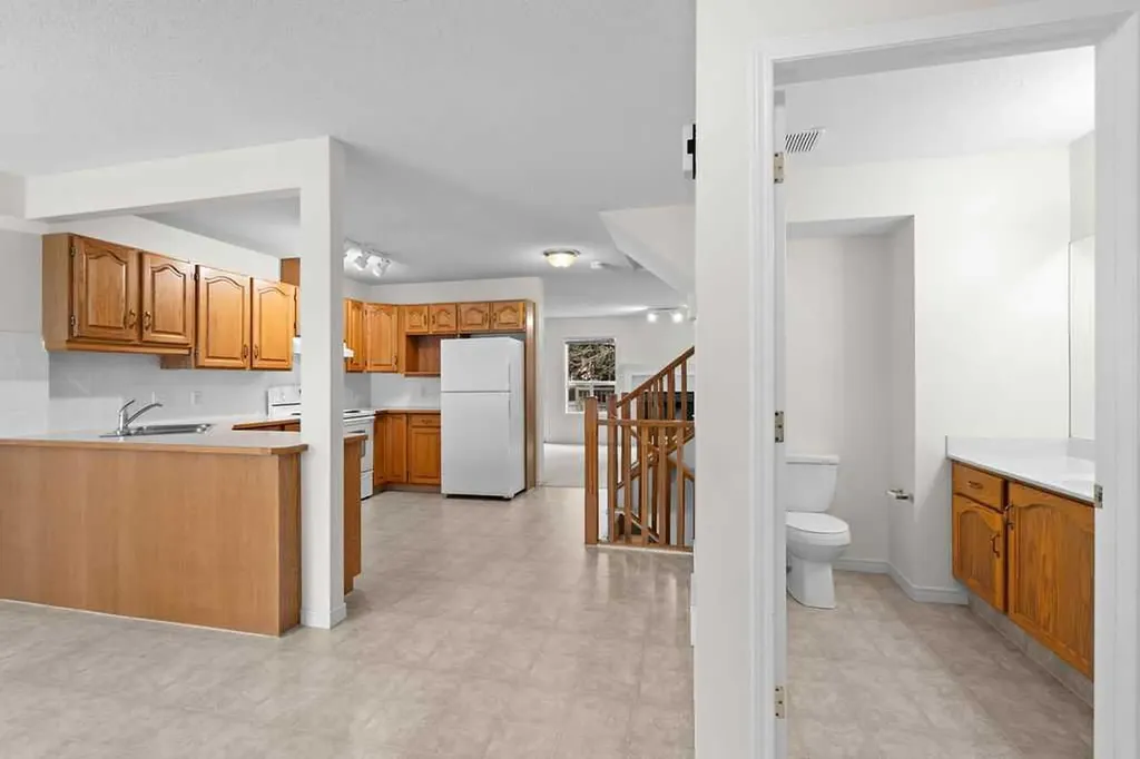 31 Silvergrove Close NW Calgary AB T3B 5R4
