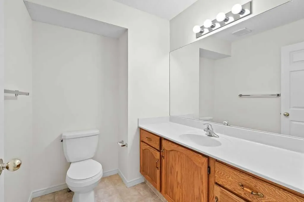 31 Silvergrove Close NW Calgary AB T3B 5R4
