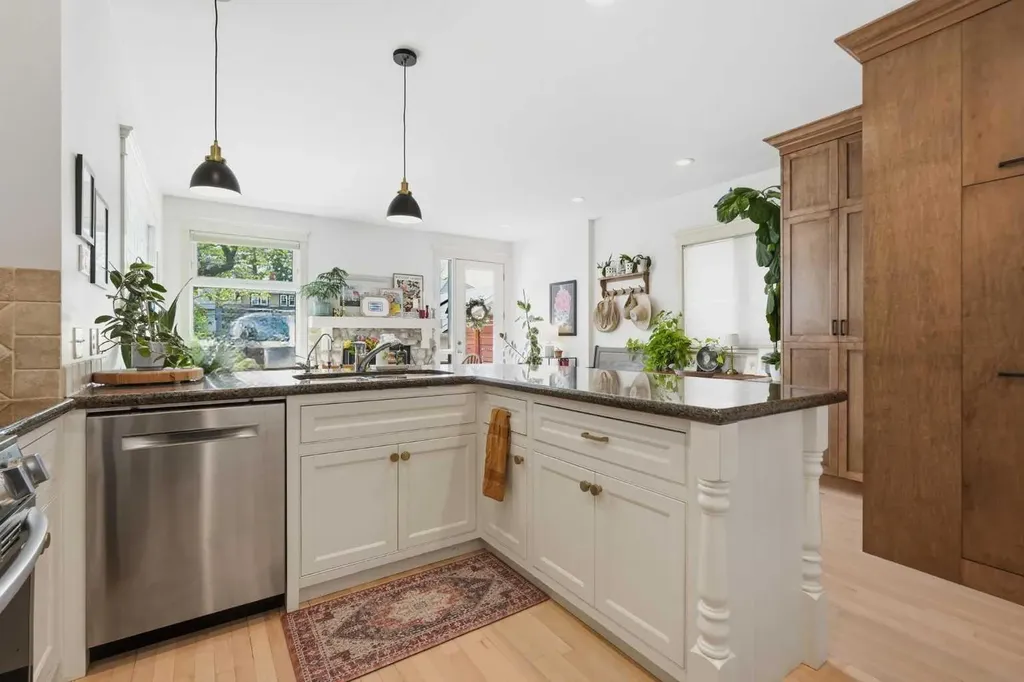 1729 31 Avenue SW Calgary AB T2T 1S6
