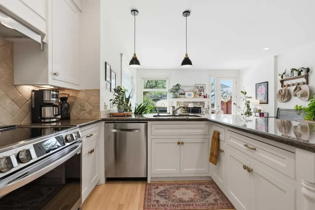 1729 31 Avenue SW Calgary AB T2T 1S6