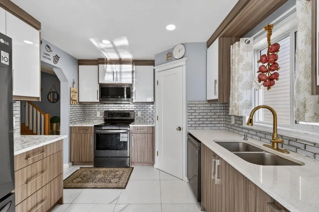 232 San Fernando Place NE Calgary AB T1Y 7J2