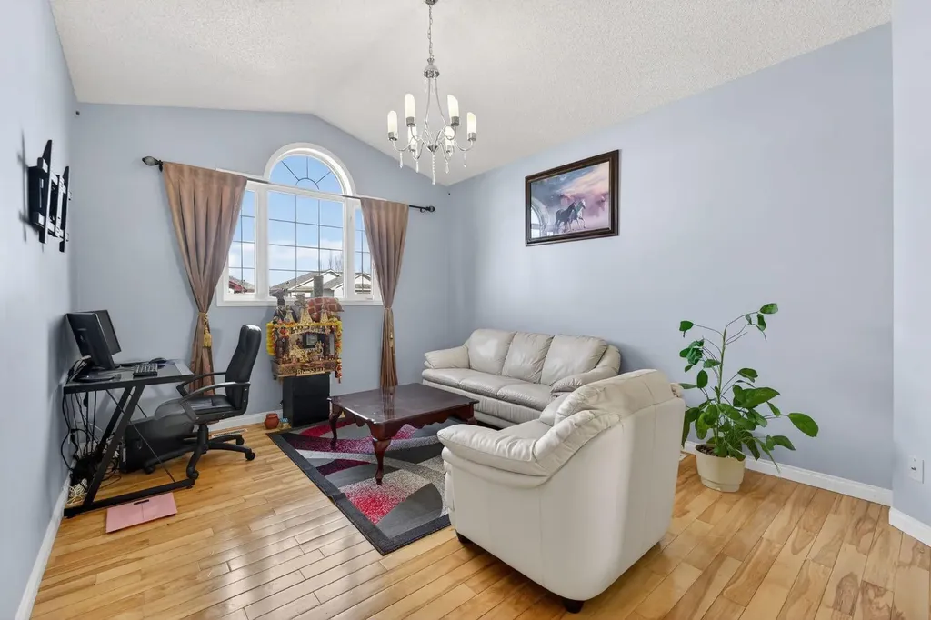 232 San Fernando Place NE Calgary AB T1Y 7J2