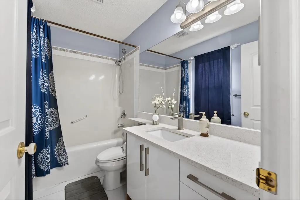 232 San Fernando Place NE Calgary AB T1Y 7J2