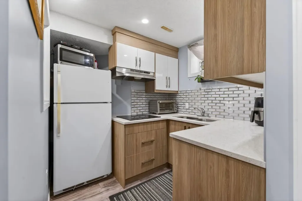 232 San Fernando Place NE Calgary AB T1Y 7J2
