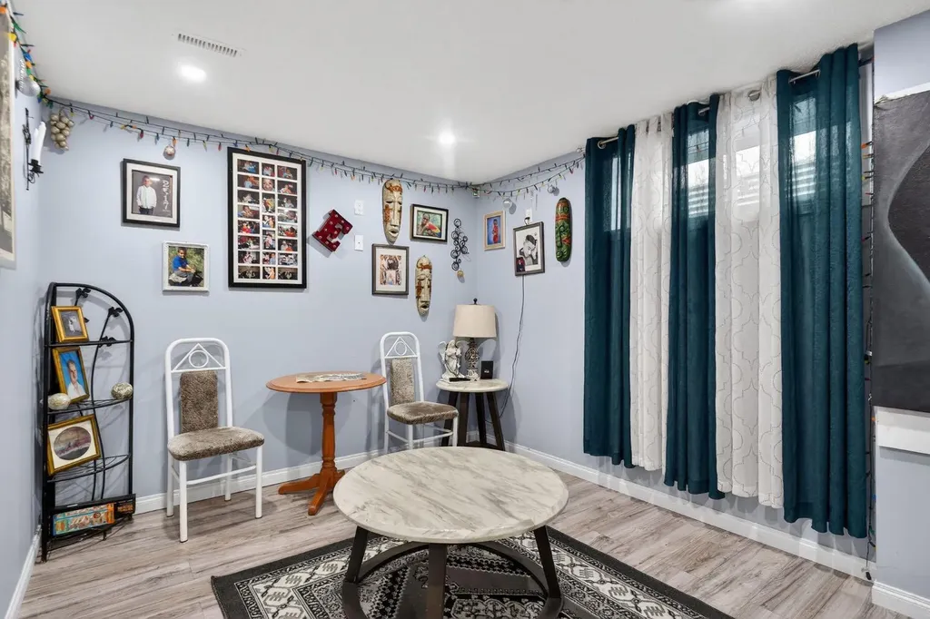 232 San Fernando Place NE Calgary AB T1Y 7J2