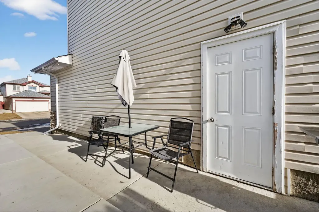 232 San Fernando Place NE Calgary AB T1Y 7J2