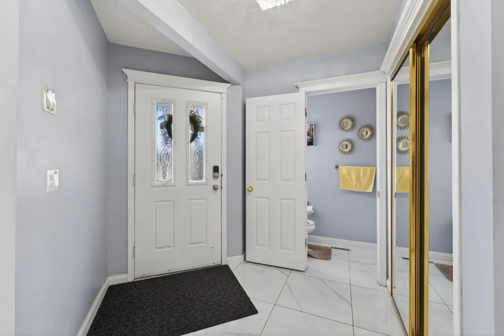 232 San Fernando Place NE Calgary AB T1Y 7J2
