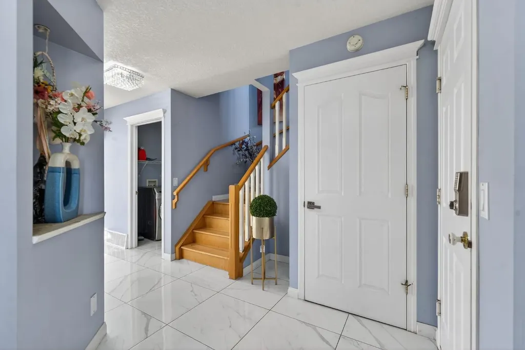 232 San Fernando Place NE Calgary AB T1Y 7J2