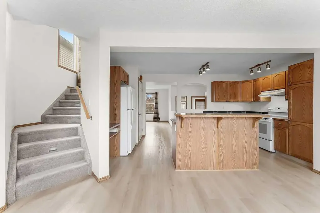 108 Everstone Rise SW Calgary AB T2Y4J7