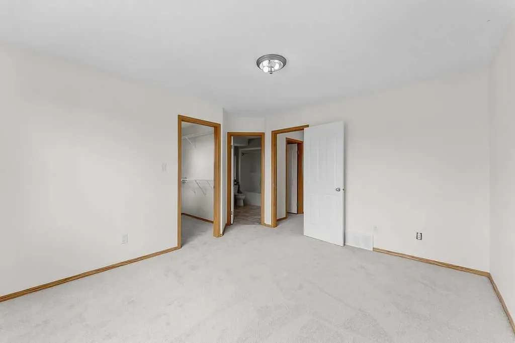 108 Everstone Rise SW Calgary AB T2Y4J7