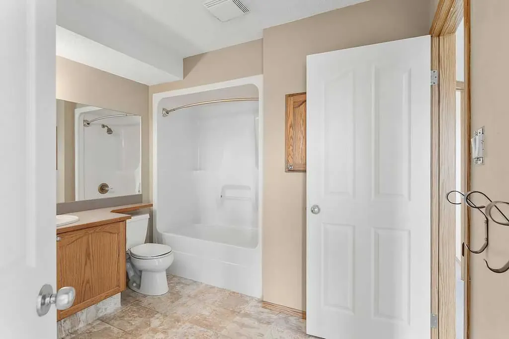 108 Everstone Rise SW Calgary AB T2Y4J7