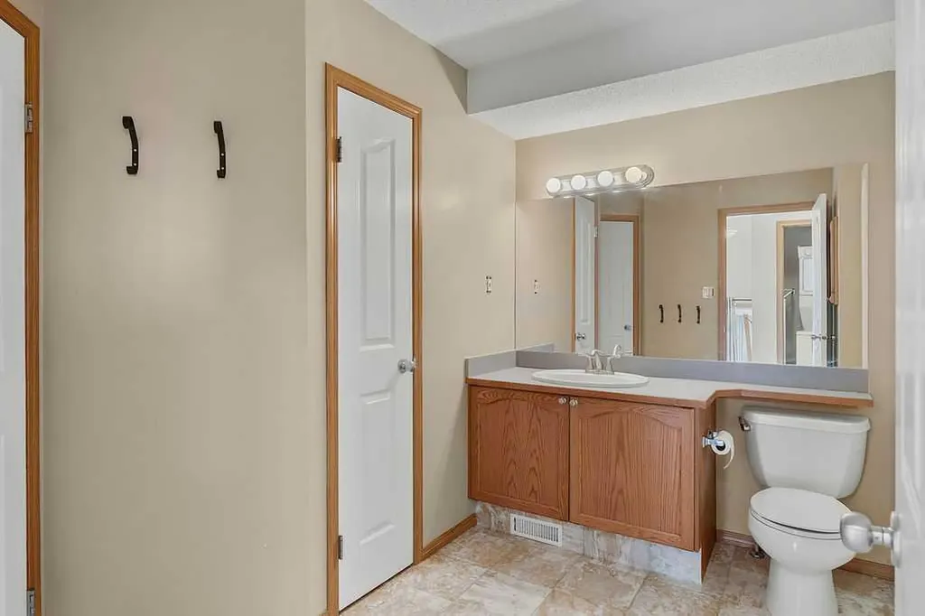 108 Everstone Rise SW Calgary AB T2Y4J7