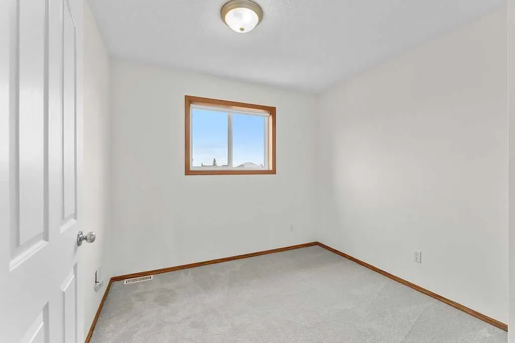 108 Everstone Rise SW Calgary AB T2Y4J7