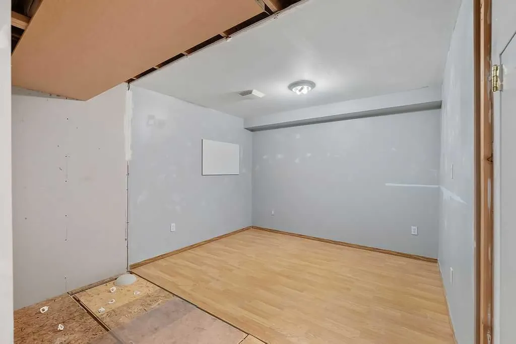 108 Everstone Rise SW Calgary AB T2Y4J7