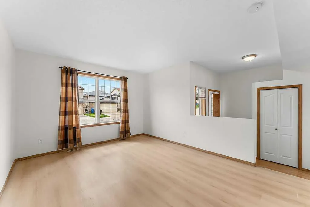 108 Everstone Rise SW Calgary AB T2Y4J7