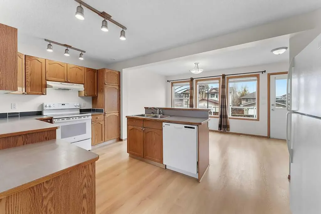 108 Everstone Rise SW Calgary AB T2Y4J7
