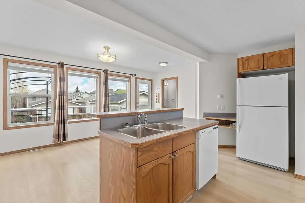 108 Everstone Rise SW Calgary AB T2Y4J7