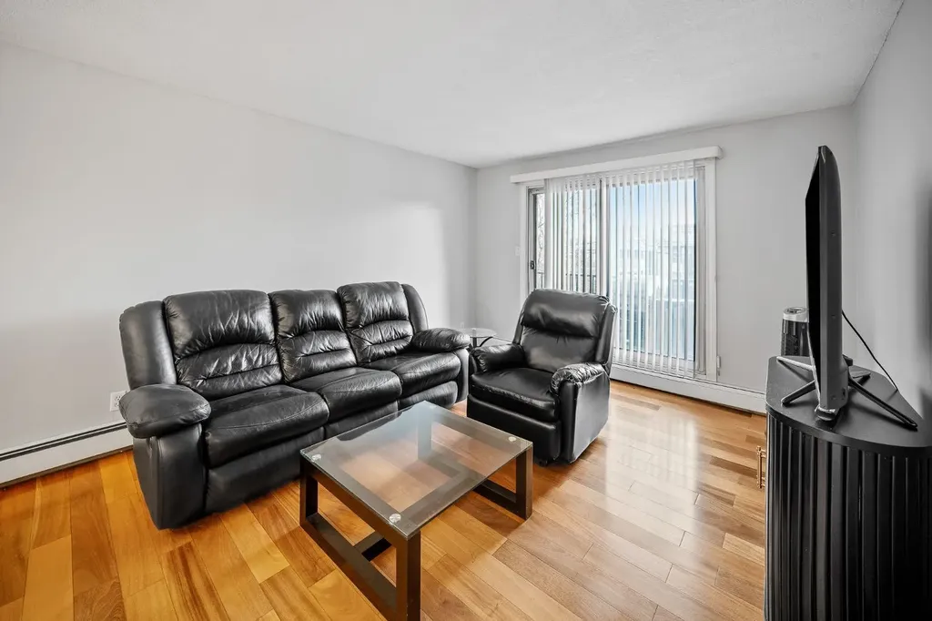 1719 11 Avenue SW Calgary AB T3C 0N5