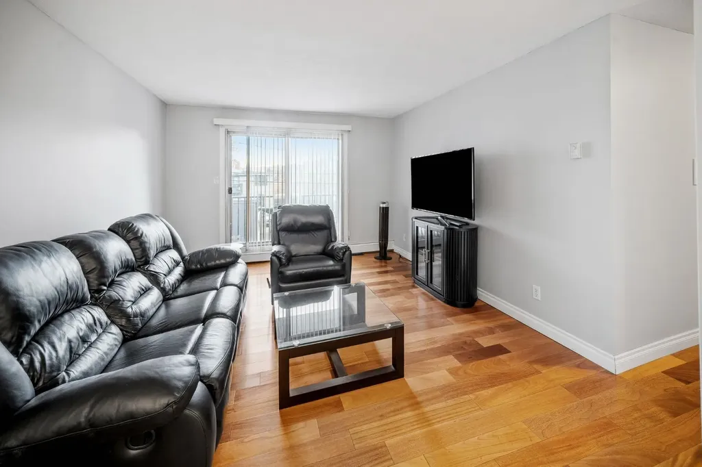 1719 11 Avenue SW Calgary AB T3C 0N5