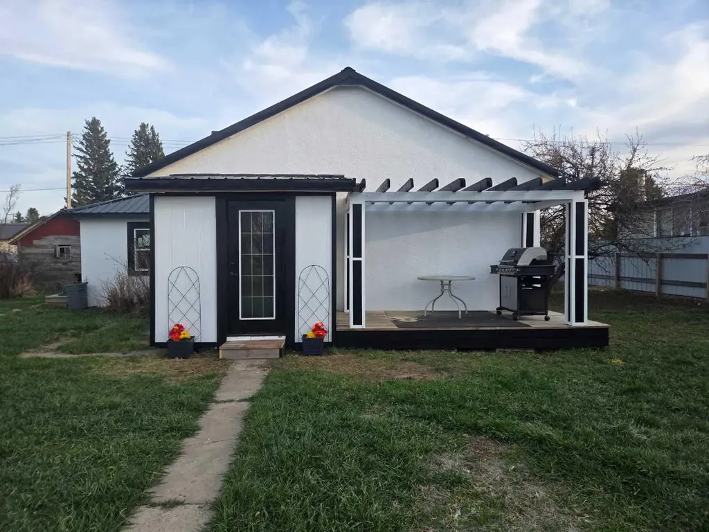 206 1 Avenue E Foremost AB T0K 0X0