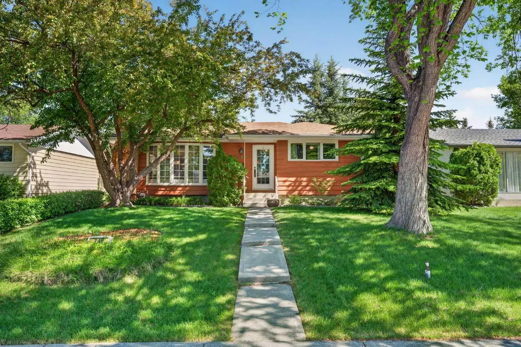 740 Hunterston Crescent NW Calgary AB T2K 4N2