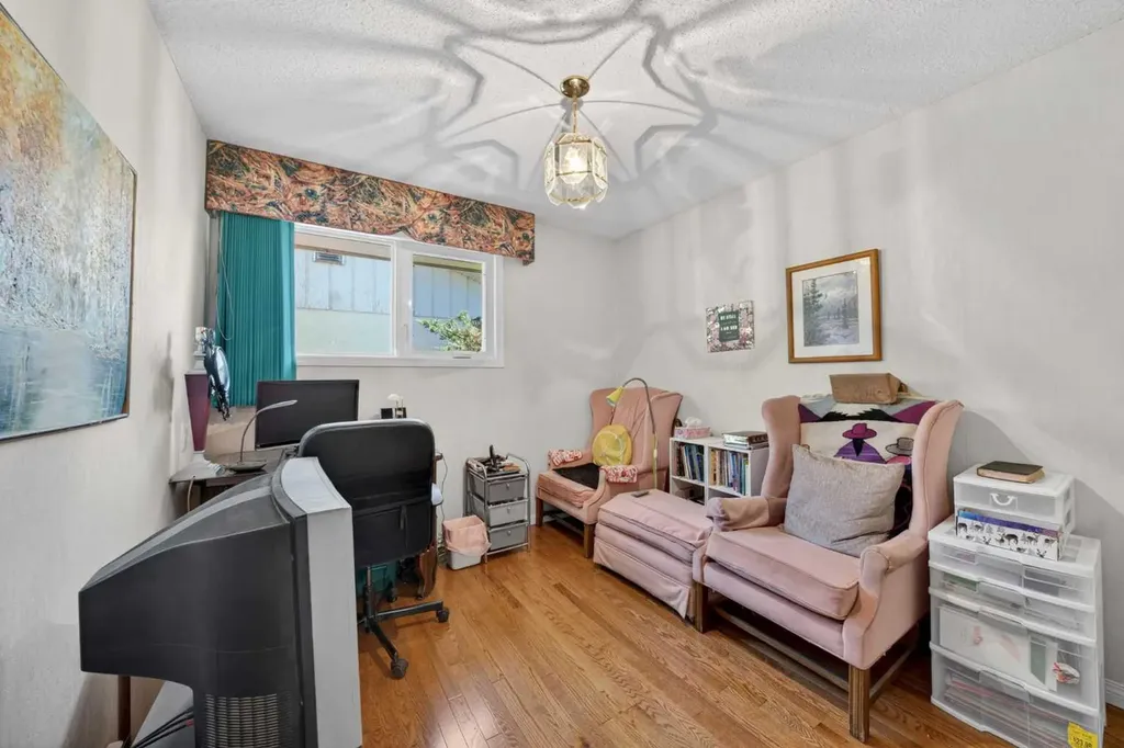 740 Hunterston Crescent NW Calgary AB T2K 4N2
