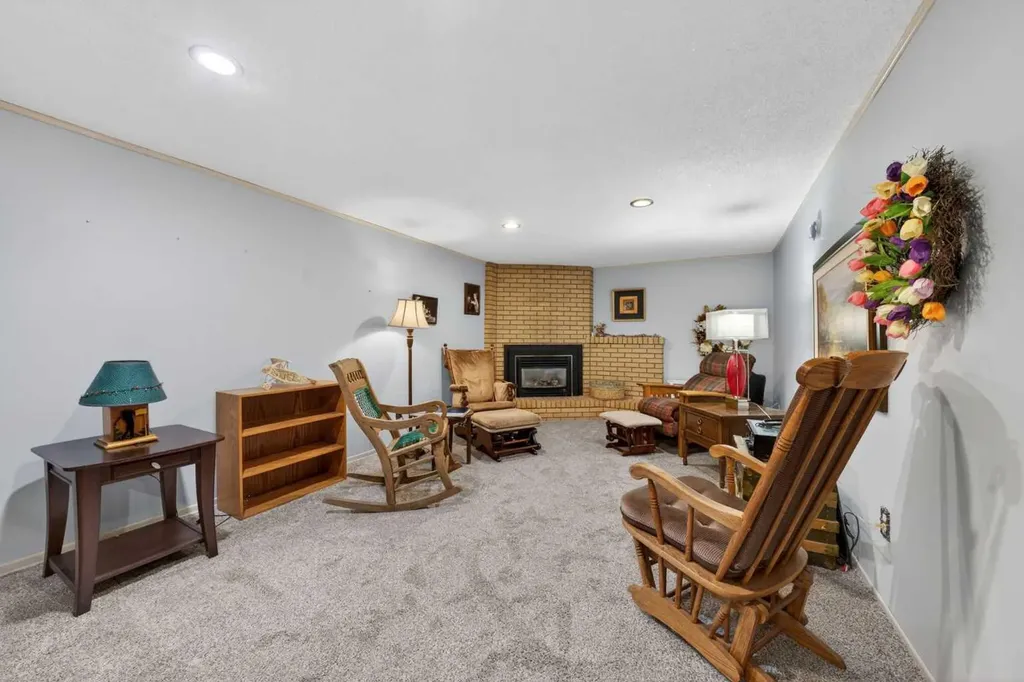 740 Hunterston Crescent NW Calgary AB T2K 4N2