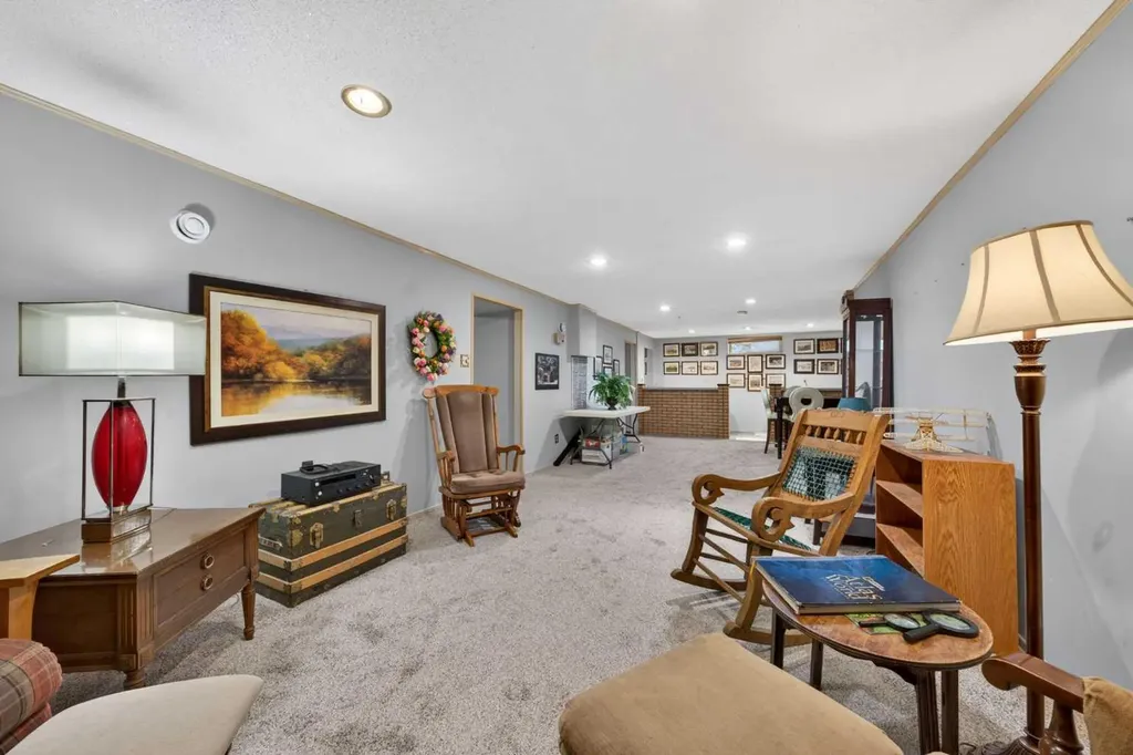 740 Hunterston Crescent NW Calgary AB T2K 4N2
