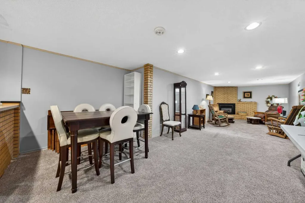 740 Hunterston Crescent NW Calgary AB T2K 4N2