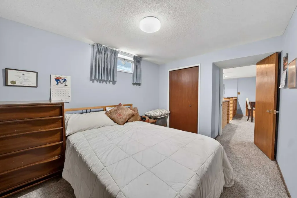740 Hunterston Crescent NW Calgary AB T2K 4N2