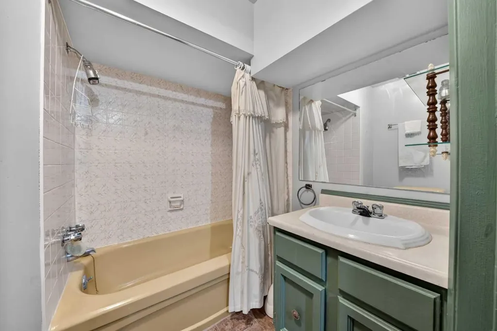 740 Hunterston Crescent NW Calgary AB T2K 4N2