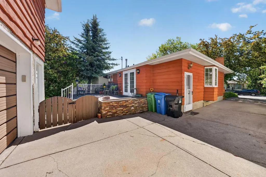 740 Hunterston Crescent NW Calgary AB T2K 4N2