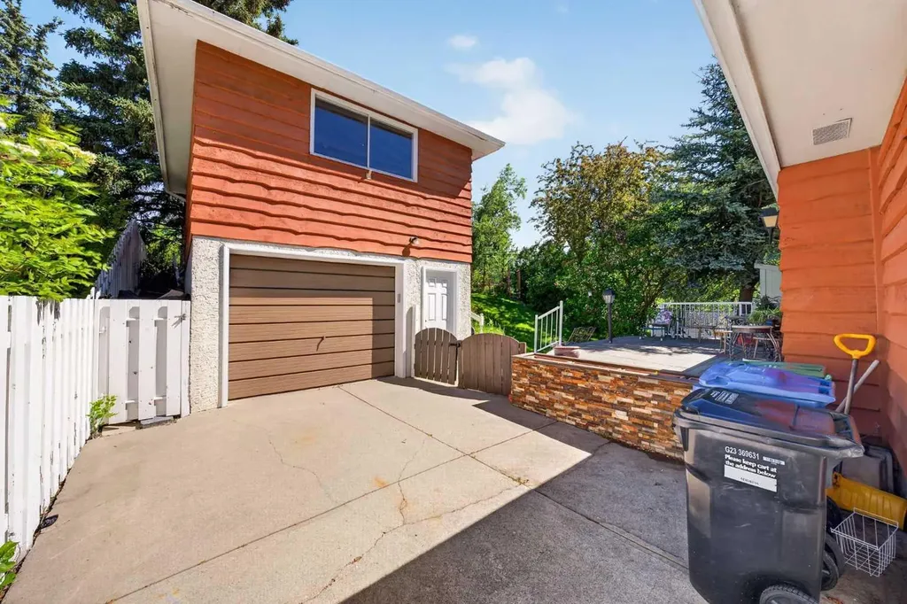 740 Hunterston Crescent NW Calgary AB T2K 4N2