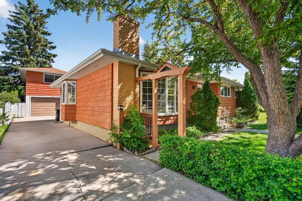740 Hunterston Crescent NW Calgary AB T2K 4N2
