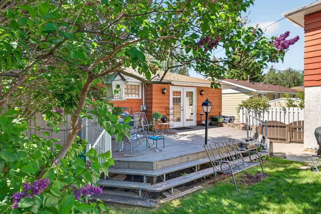 740 Hunterston Crescent NW Calgary AB T2K 4N2