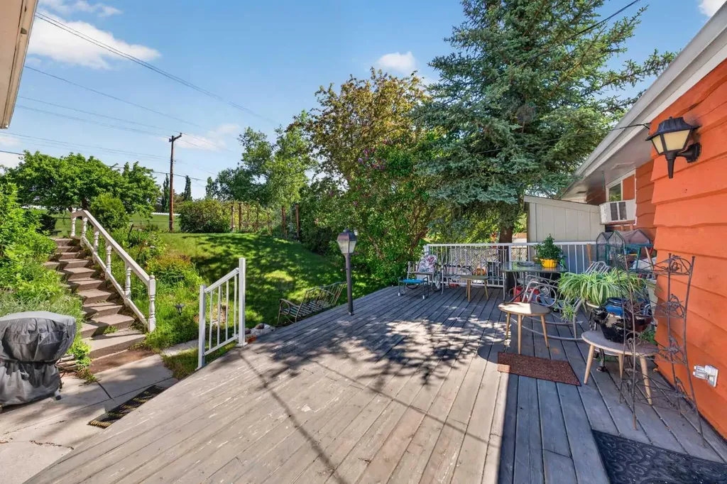 740 Hunterston Crescent NW Calgary AB T2K 4N2