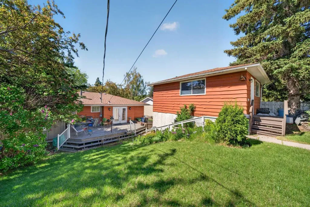 740 Hunterston Crescent NW Calgary AB T2K 4N2