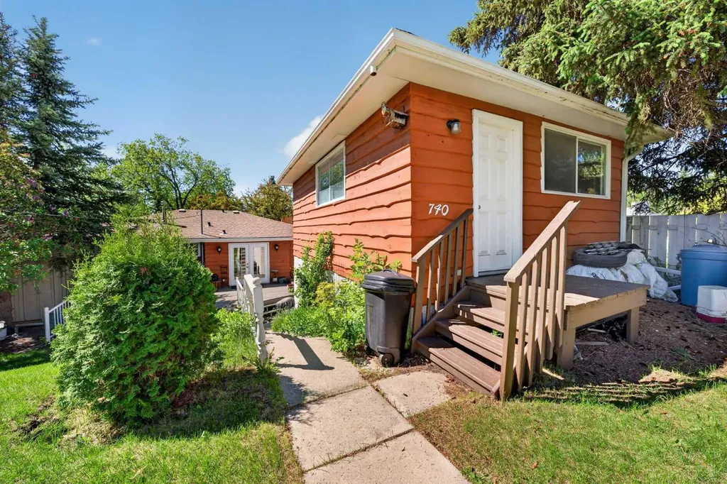 740 Hunterston Crescent NW Calgary AB T2K 4N2