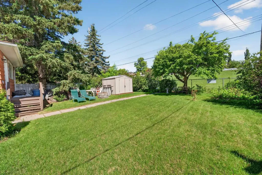 740 Hunterston Crescent NW Calgary AB T2K 4N2