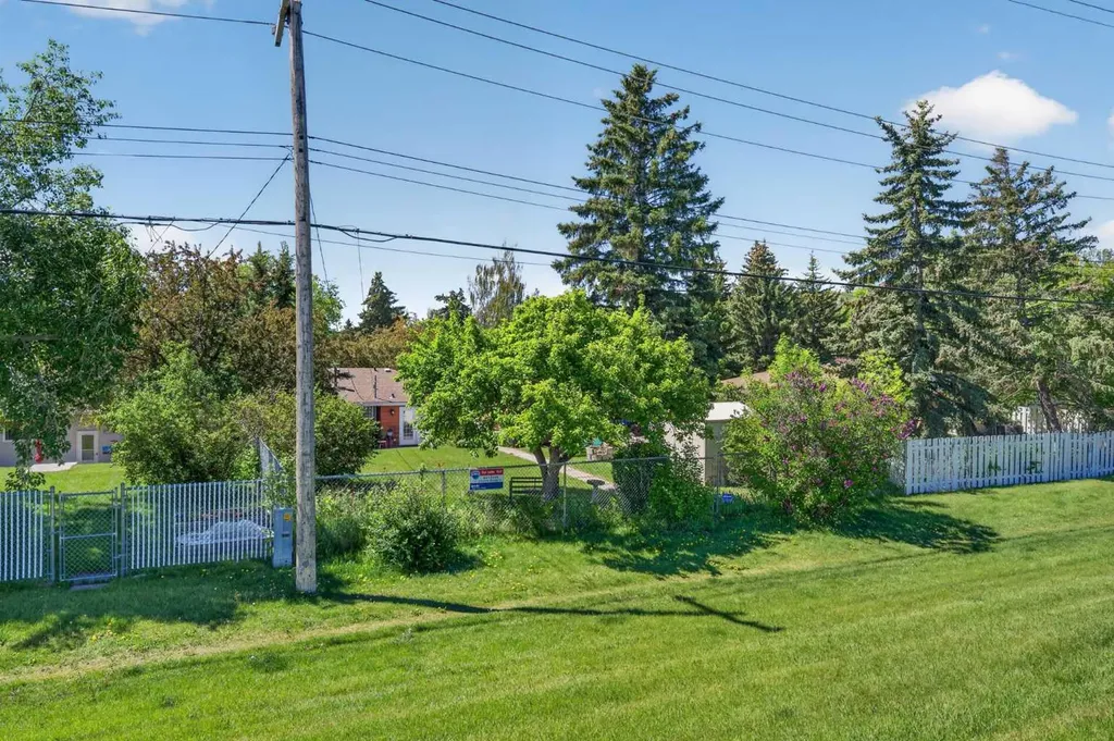 740 Hunterston Crescent NW Calgary AB T2K 4N2