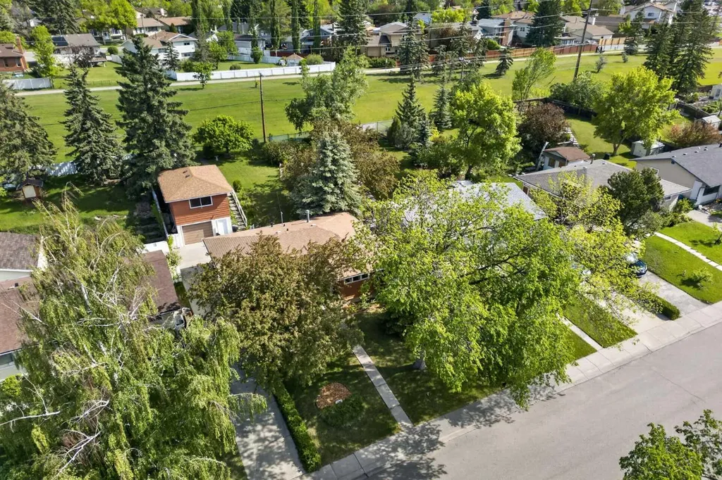 740 Hunterston Crescent NW Calgary AB T2K 4N2