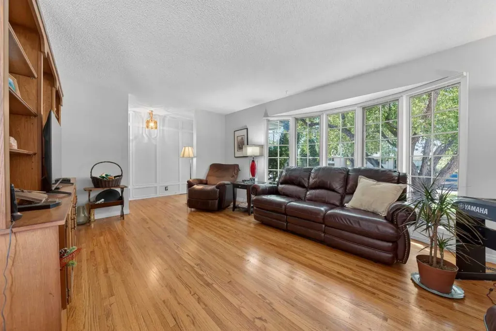 740 Hunterston Crescent NW Calgary AB T2K 4N2